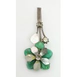 A PRETTY VINTAGE SILVER STONE SET FLOWER BROOCH 4G