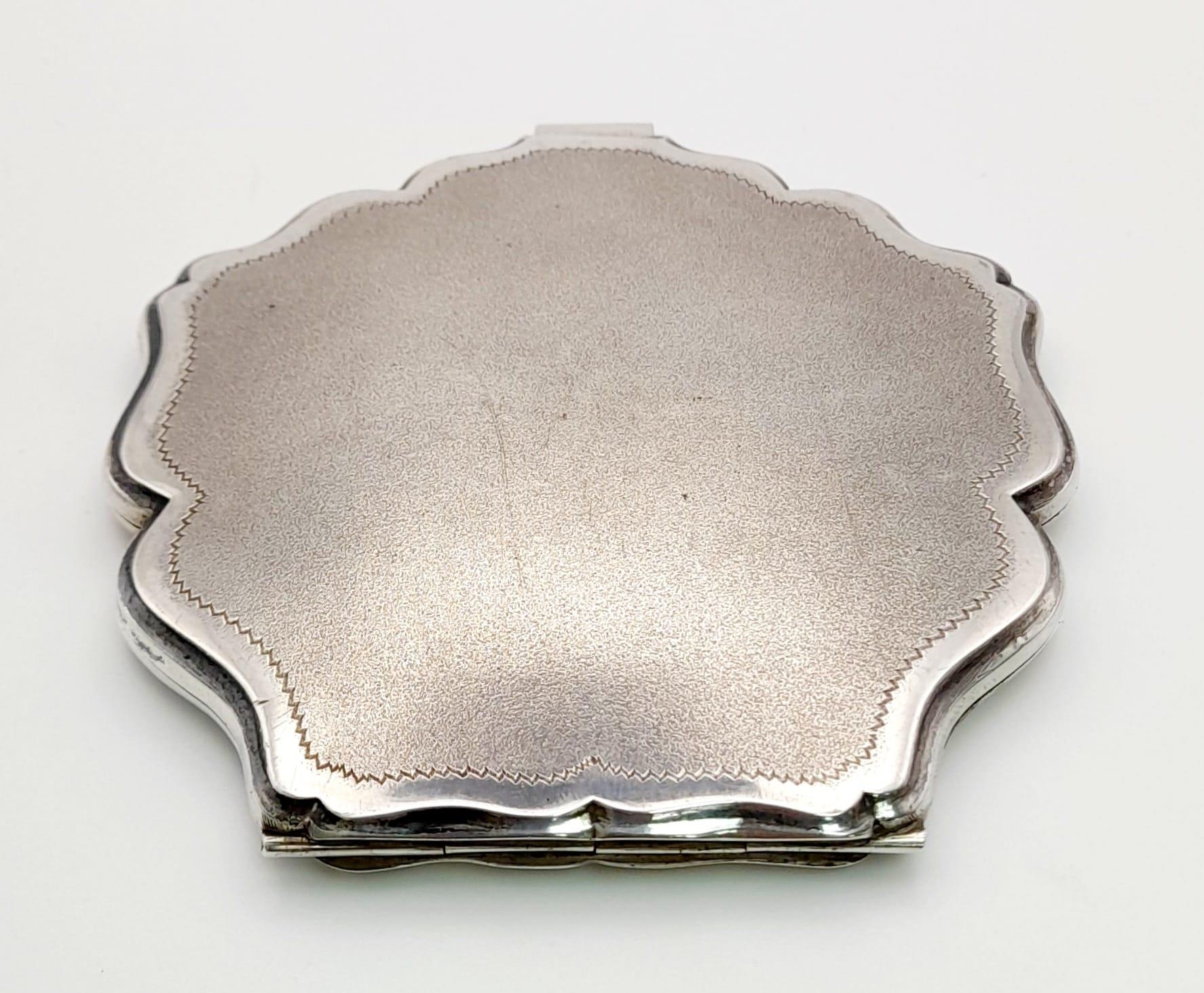 A Vintage Solid Silver Ladies Compact Clam. Clasp slightly tight but still works well. 800 hallmark. - Image 2 of 4