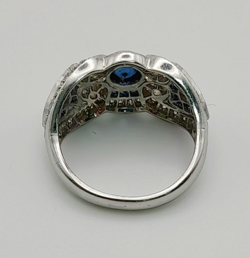 An Art Deco, 18 K white gold (hallmarked) sapphire and diamonds ring. Excellent condition. Ring - Image 3 of 4