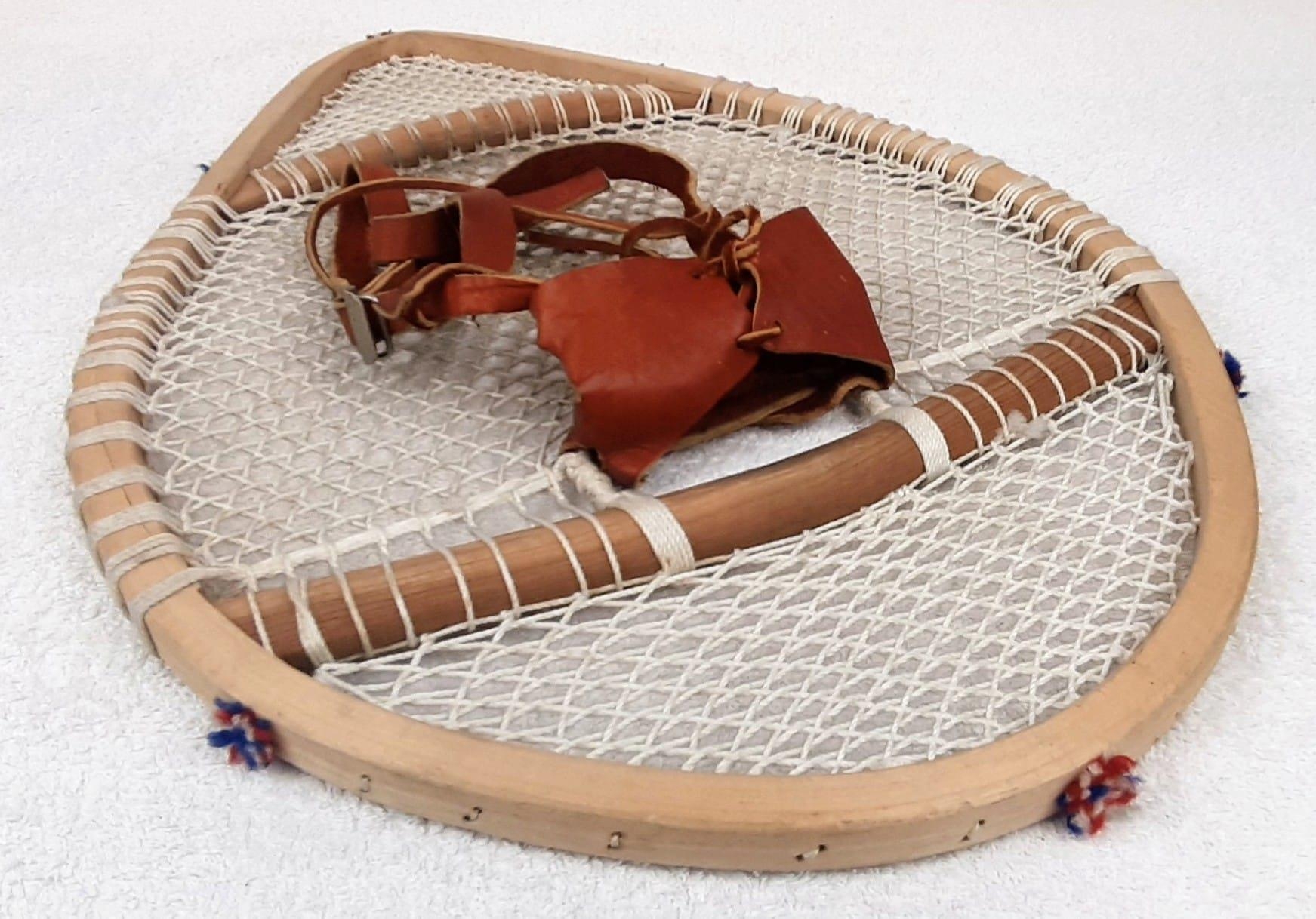 A Pair of Vintage Hand-Crafted Innuit Snowshoes from Newfoundland and Labrador. 58 x 40cm. - Image 5 of 6