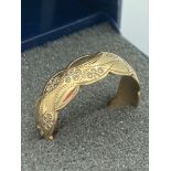 Attractive 9 carat GOLD BAND having Serpentine edge and chased design all around. Full UK