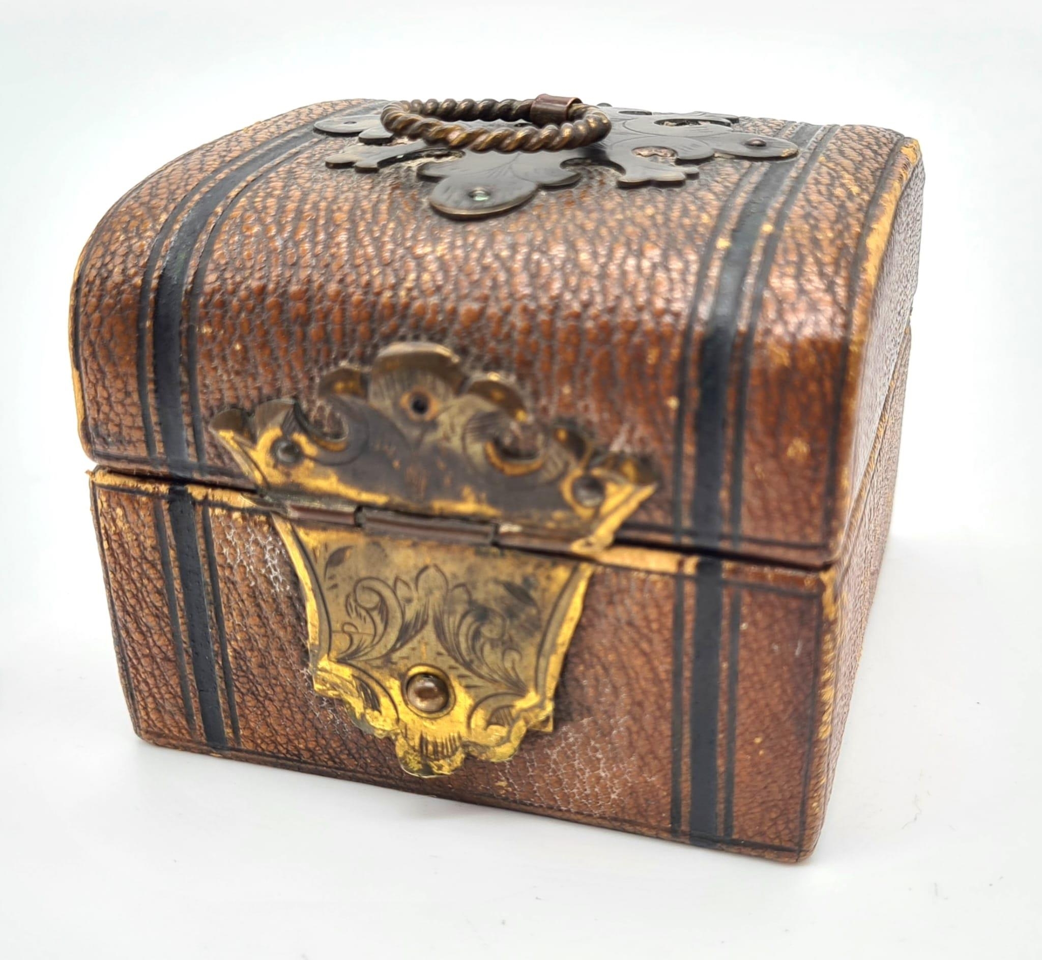 A VICTORIAN SET OF 4 GILT TOPPED PERFUME BOTTLES IN ORIGINALCARRYING BOX (BOX NEEDS HINGE ATTENTION) - Image 5 of 7