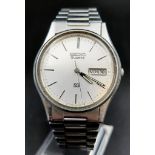 A Vintage Seiko Quartz Gents Stainless Steel Watch. Case - 34mm. Day/date window. In working order.