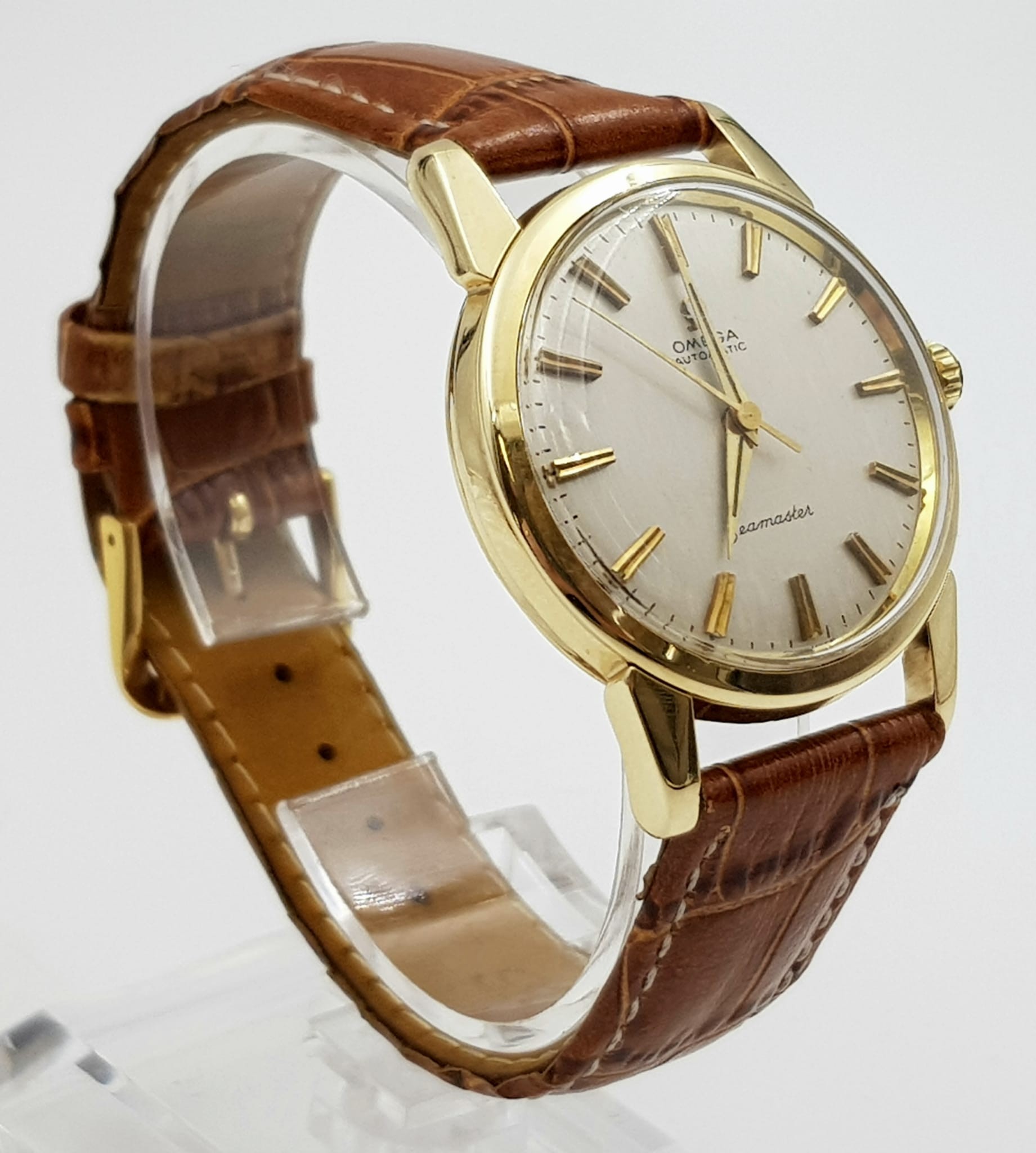 A VINTAGE 9K GOLD OMEGA SEAMASTER AUTOMATIC WATCH WITH LEATHER STRAP , RECENTLY SERVICED. 34MM - Image 5 of 7