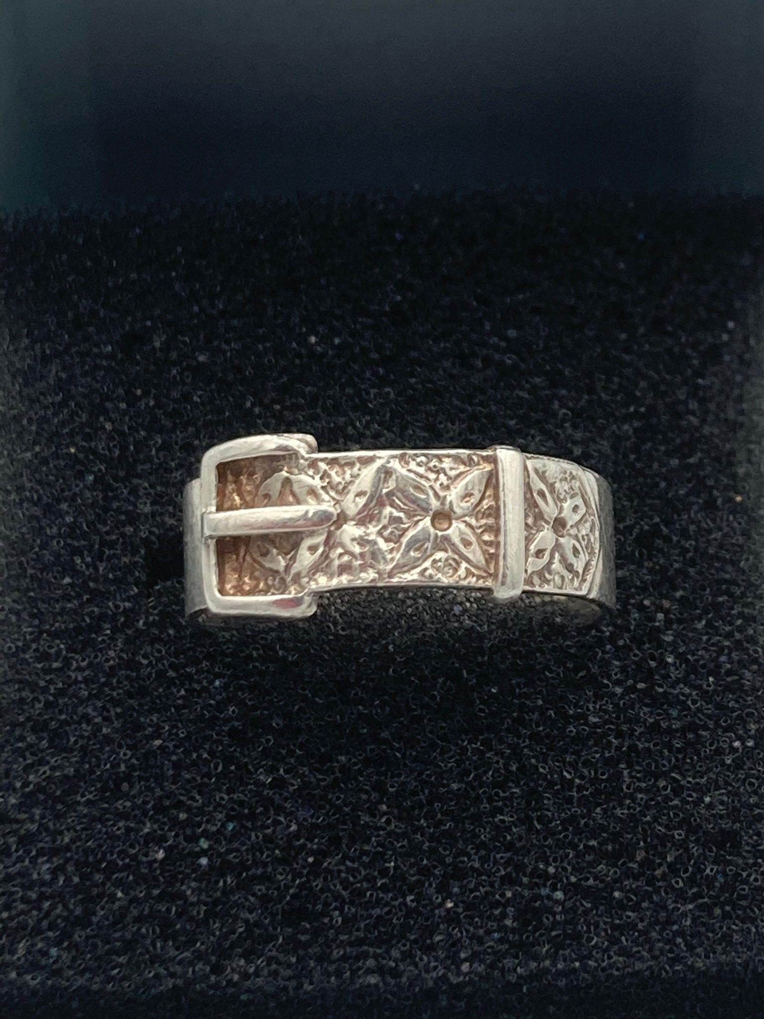 Vintage SILVER BUCKLE RING with intricate detail to top, having clear hallmark for Birmingham - Image 2 of 2