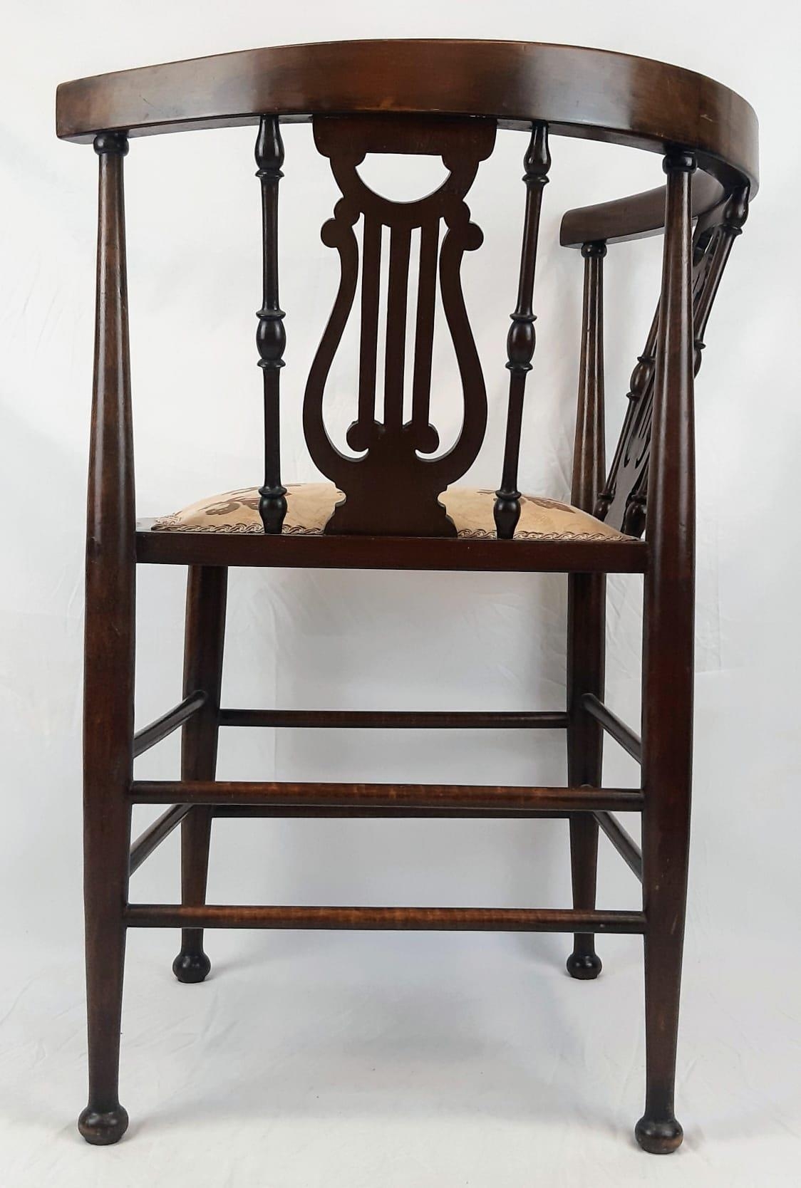 A VICTORIAN CORNER CHAIR TASTEFULLY REUPHOLSTERED WITH CURVED BACK REST ON HARP SHAPED STRUTTS. - Image 3 of 6