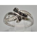 A 9K White Gold Double-Crossover Diamond Ring in a Bow design. Size P. Total weight: 2.63g