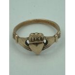 Vintage 9 carat GOLD Claddagh ring. Approx 2.4 grams. Size P.