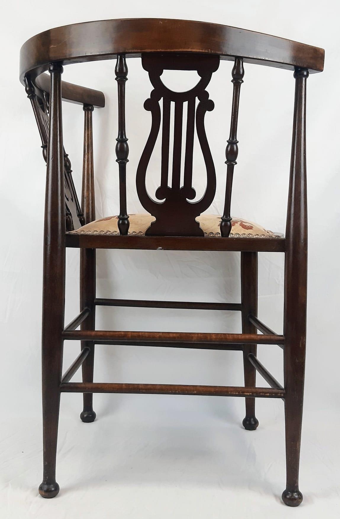 A VICTORIAN CORNER CHAIR TASTEFULLY REUPHOLSTERED WITH CURVED BACK REST ON HARP SHAPED STRUTTS. - Image 4 of 6