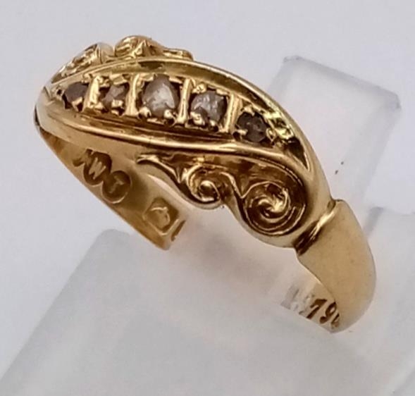 An Antique 18K Yellow Gold Diamond Ring. Five small graduating diamonds in-between scroll - Image 2 of 5
