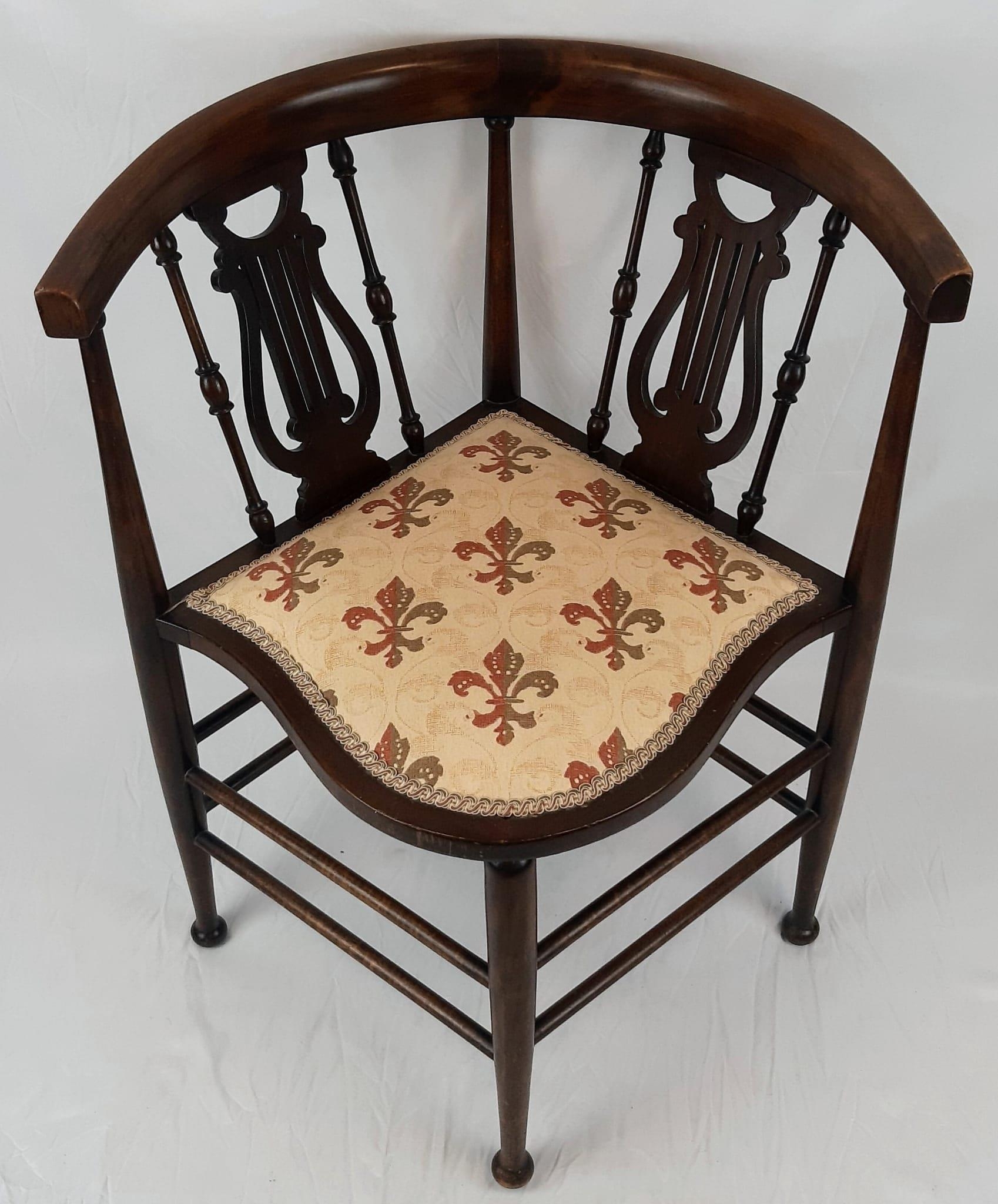 A VICTORIAN CORNER CHAIR TASTEFULLY REUPHOLSTERED WITH CURVED BACK REST ON HARP SHAPED STRUTTS. - Image 2 of 6