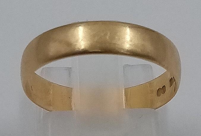 An 18k Yellow Gold Vintage Band Ring. Size O. 2.08g