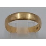 An 18k Yellow Gold Vintage Band Ring. Size O. 2.08g