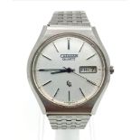 A Classic Citizen Quartz Gents Watch. Stainless steel strap and case - 36mm. White dial with day/