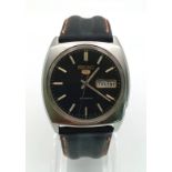 A Seiko 5 Automatic Gents Watch. Wide leather strap. Stainless steel case - 35mm. Black dial with