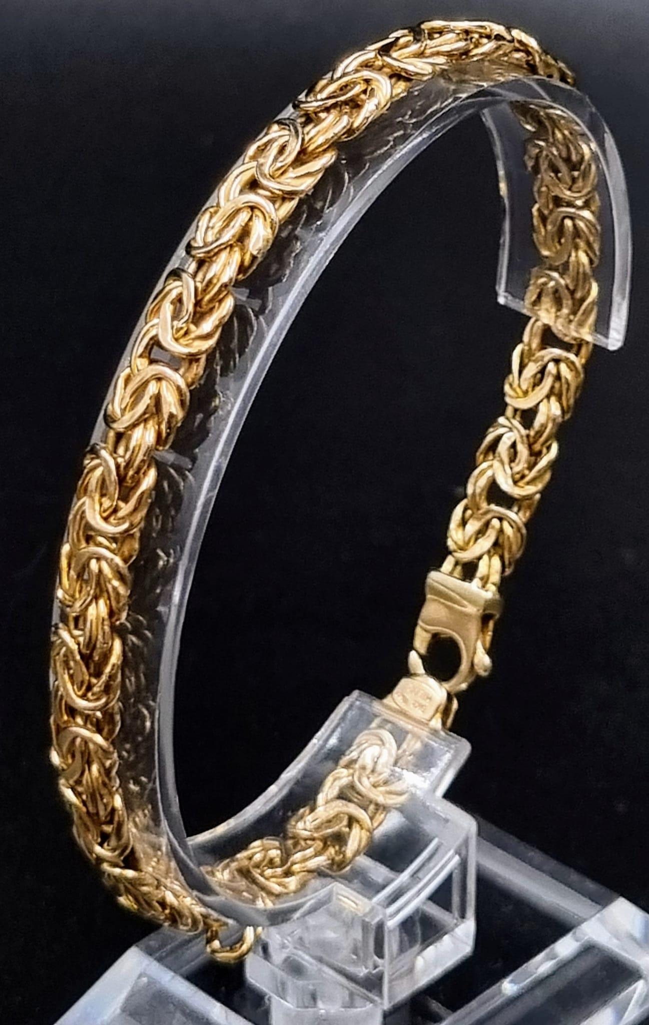 An Italian 9K Yellow Gold Entwined-Link Bracelet. 18cm. 7.12g total weight.