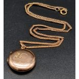 Vintage solid 9ct gold chain with pearl locket chain. 41.5cm length. Locket 2.4cm. Total weight: 8.9