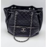 A black caviar leather CHANEL bag. Appr. dimensions: 28 x 11 x 28 cm. with CARTE D'AUTHENTICITE