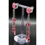 An 18 K white gold long pair of earrings with pink tourmaline cabochons. Length: 8 cm, total weight: