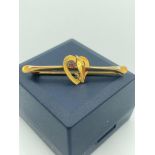 9 carat GOLD heart bar brooch with pink gemstone detail. 1.19 grams.