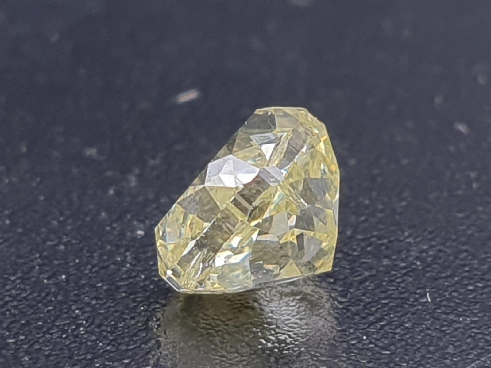 LOOSE DIAMOND CUSHION MODIFIED BRILIANT GIA 2135500807 1CT NATURAL FANCY YELLOW EVEN DISTRIBUTION - Image 2 of 6