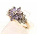9K YELLOW GOLD DIAMOND & IOLITE CLUSTER RING. 2.6G. SIZE L