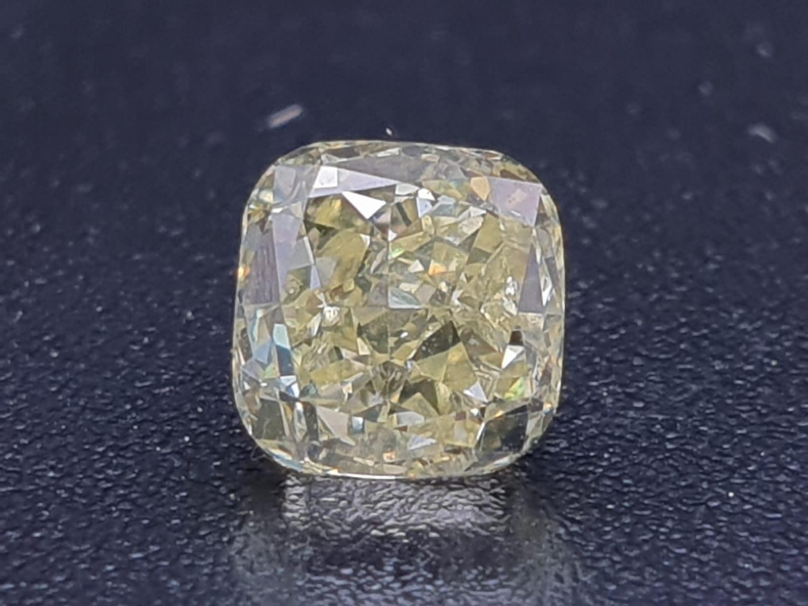 LOOSE DIAMOND CUSHION MODIFIED BRILIANT GIA 2135500807 1CT NATURAL FANCY YELLOW EVEN DISTRIBUTION