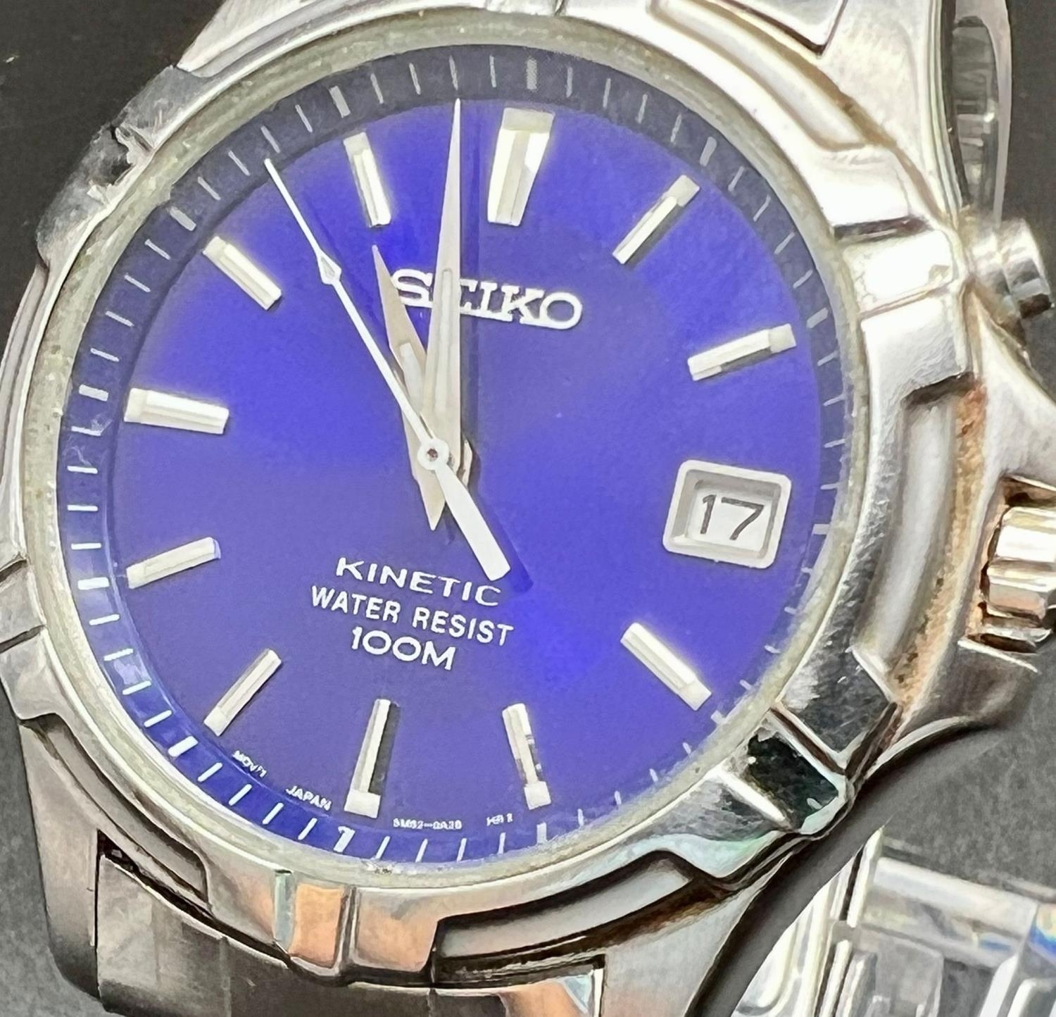A Seiko Kinetic Gents Watch. Stainless steel strap and case - 35mm. Blue dial with date window. In - Image 2 of 5
