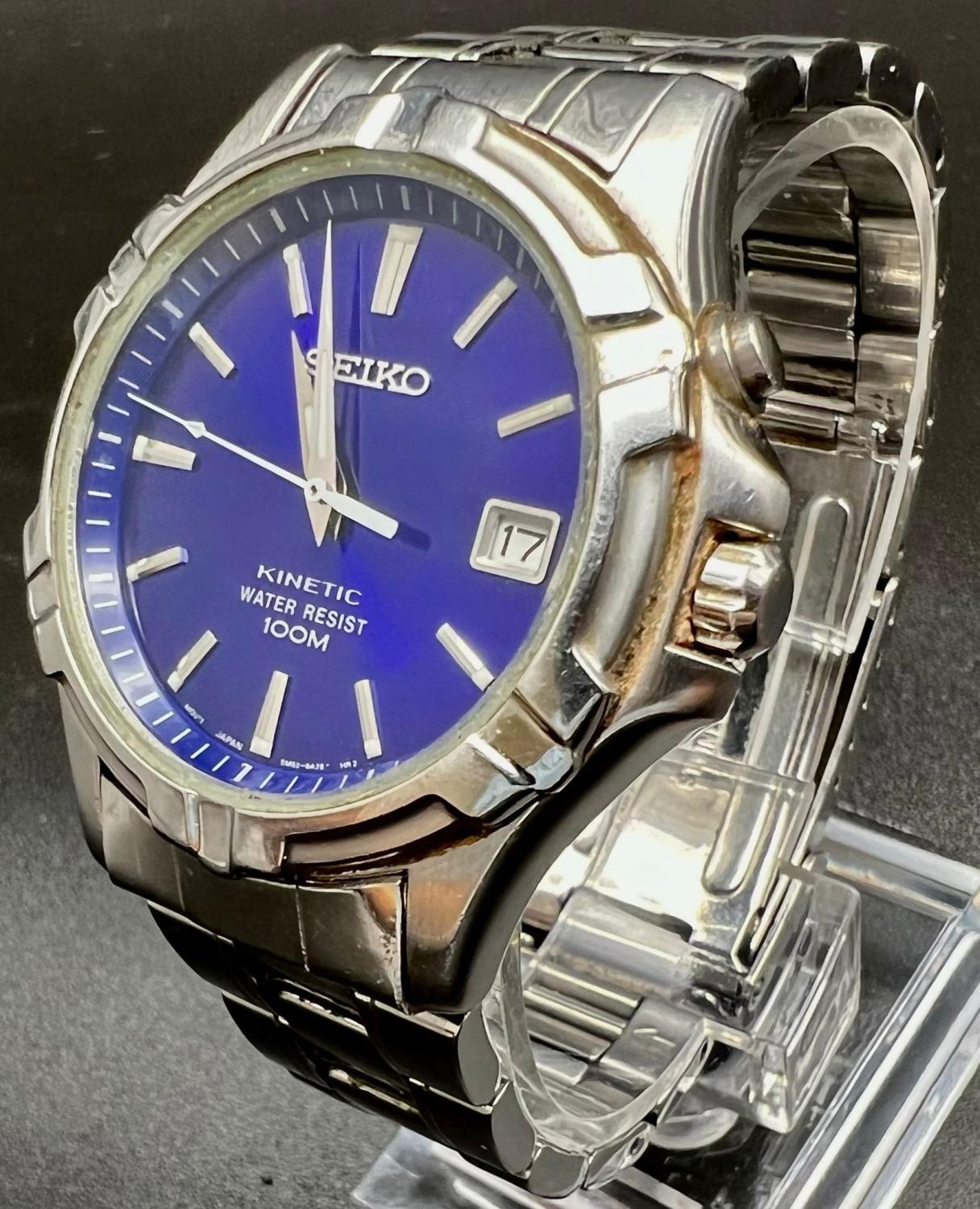 A Seiko Kinetic Gents Watch. Stainless steel strap and case - 35mm. Blue dial with date window. In