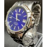 A Seiko Kinetic Gents Watch. Stainless steel strap and case - 35mm. Blue dial with date window. In