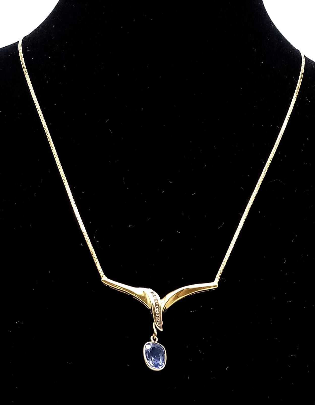 An Elegant 18K Yellow Gold Sapphire and Diamond Necklace. A delicate gold necklace with chevron - Image 4 of 5