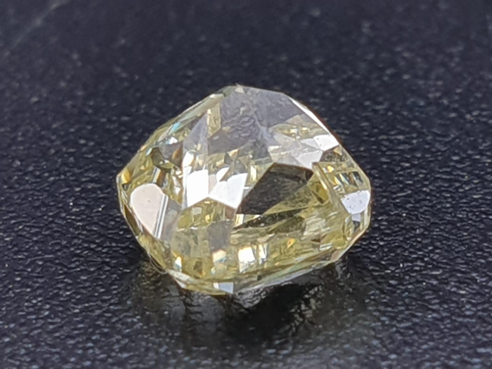 LOOSE DIAMOND CUSHION MODIFIED BRILIANT GIA 2135500807 1CT NATURAL FANCY YELLOW EVEN DISTRIBUTION - Image 4 of 6