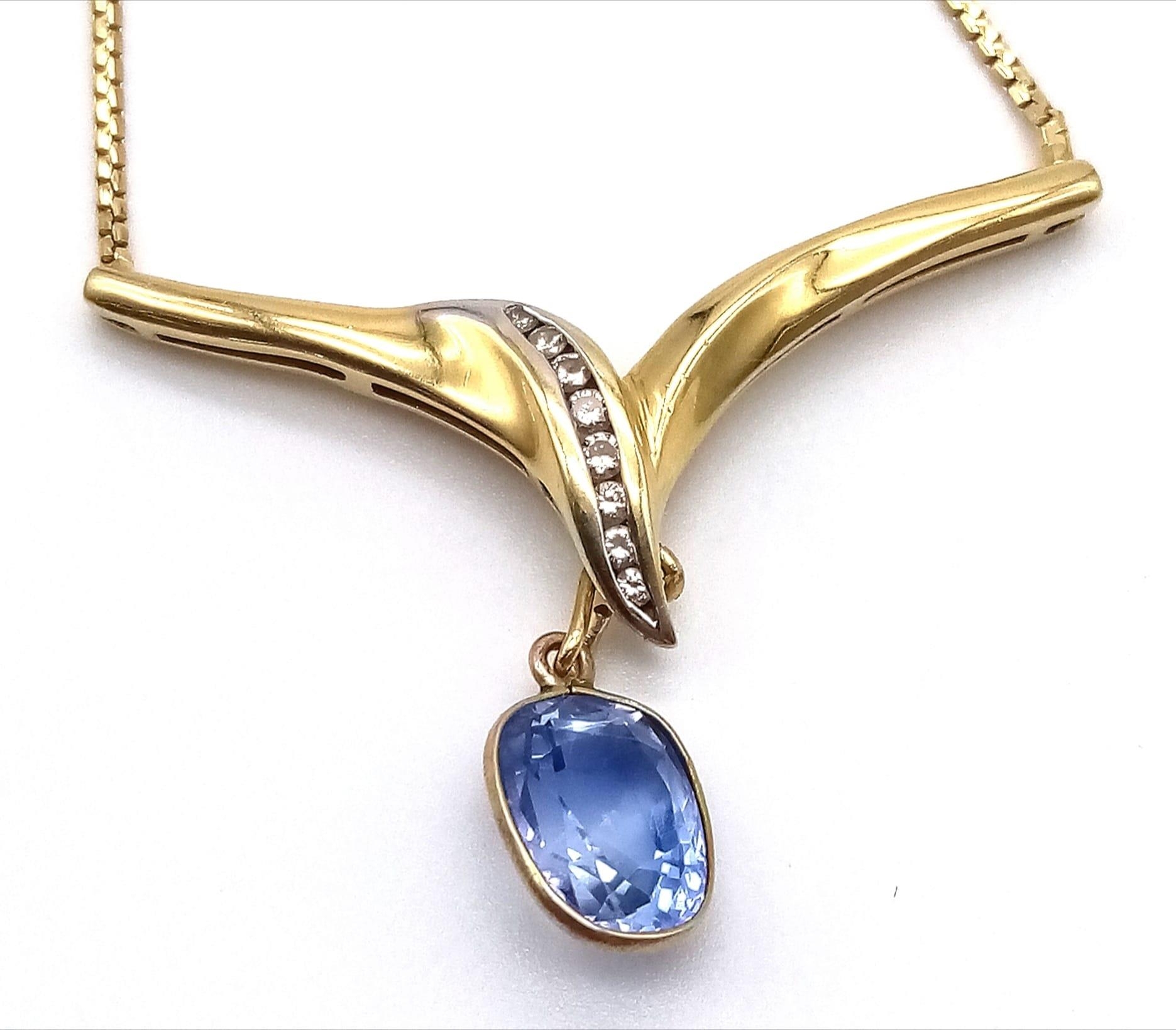 An Elegant 18K Yellow Gold Sapphire and Diamond Necklace. A delicate gold necklace with chevron - Image 2 of 5