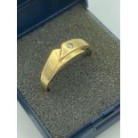 14 carat yellow GOLD RING in modernist Danish crossover style. Approx 3.0 grams. Size V.