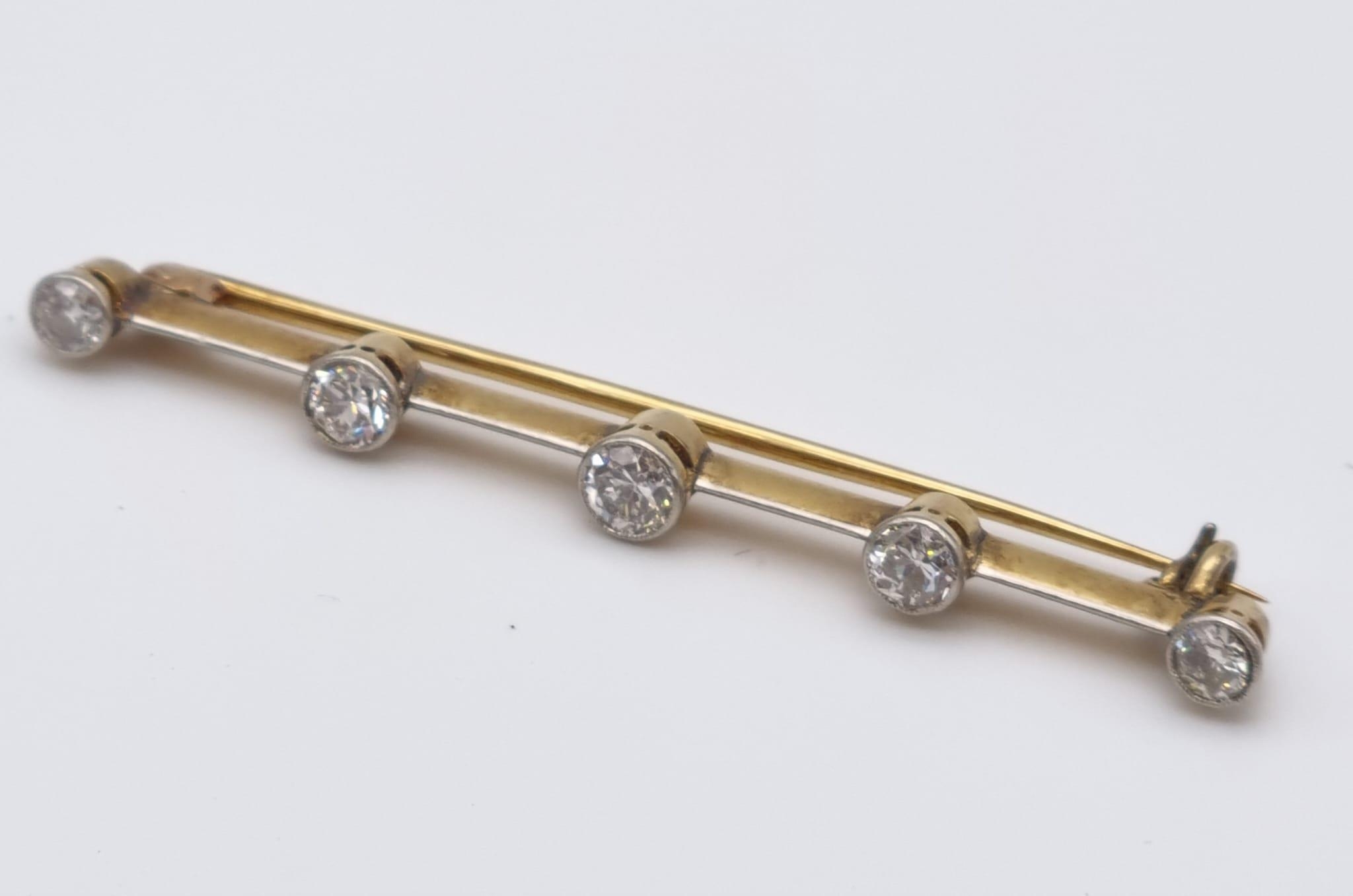 A VINTAGE 9K GOLD BAR BROOCH WITH 5 DIAMONDS IN CLASSIC STYLE AND IN ORIGINAL BOX. 3.9gms