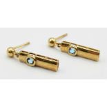 A 9 K yellow gold pair of earrings with blue topaz. Weight: 1.5 g.