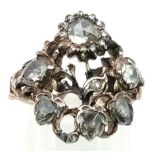 A vintage 9 K white gold ring with a cluster of old cut diamonds (0.5 carats appr.)Ring size: F,