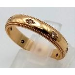 A 9 K yellow gold band ring with eight diamonds ( 0.10 carats). Size: O, weight: 3.3 g.