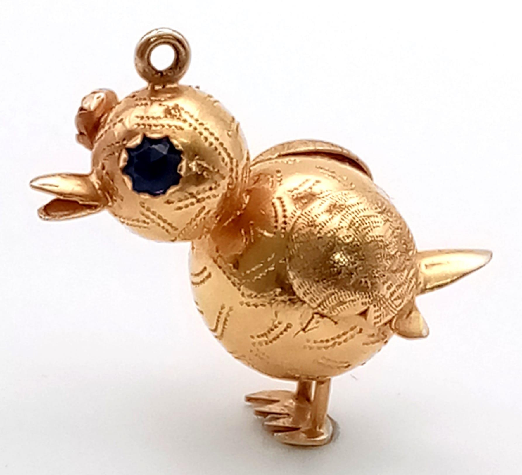 An 18 K yellow gold pendant/charm with blue sapphire eyes. Height: 25 mm, weight: 3.8 g. - Image 2 of 4