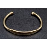 A 9 K yellow gold bay torque bangle. Weight: 9.8 g.