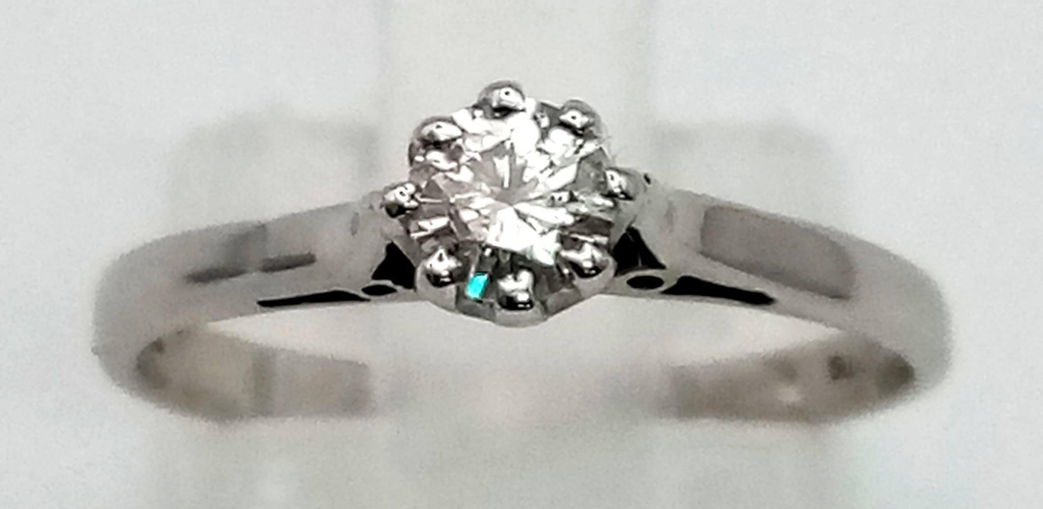 A 9 K white gold diamond (0.23 carats) solitaire ring. Size: M, weight: 1.5 g.