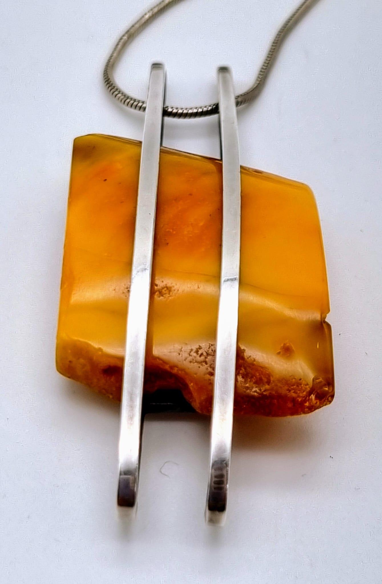 A Honey Amber Pendant Chunk on a 925 Silver Necklace. Amber 3 x 4.5cm. Necklace - 48cm. - Bild 4 aus 6