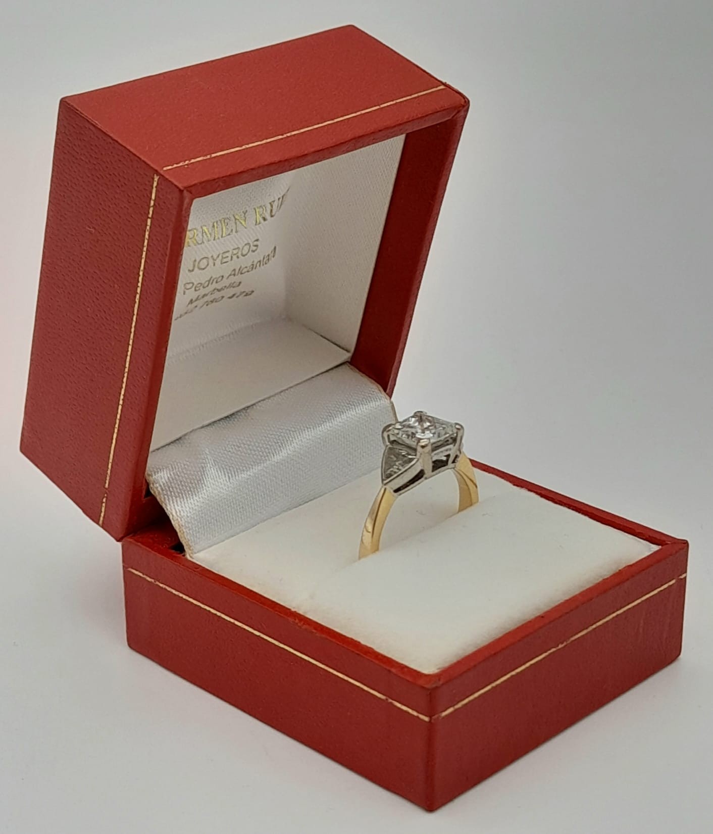 An 18K Yellow Gold Diamond Solitaire Ring. Excellent quality princess cut 2ct centre stone flanked - Image 2 of 4