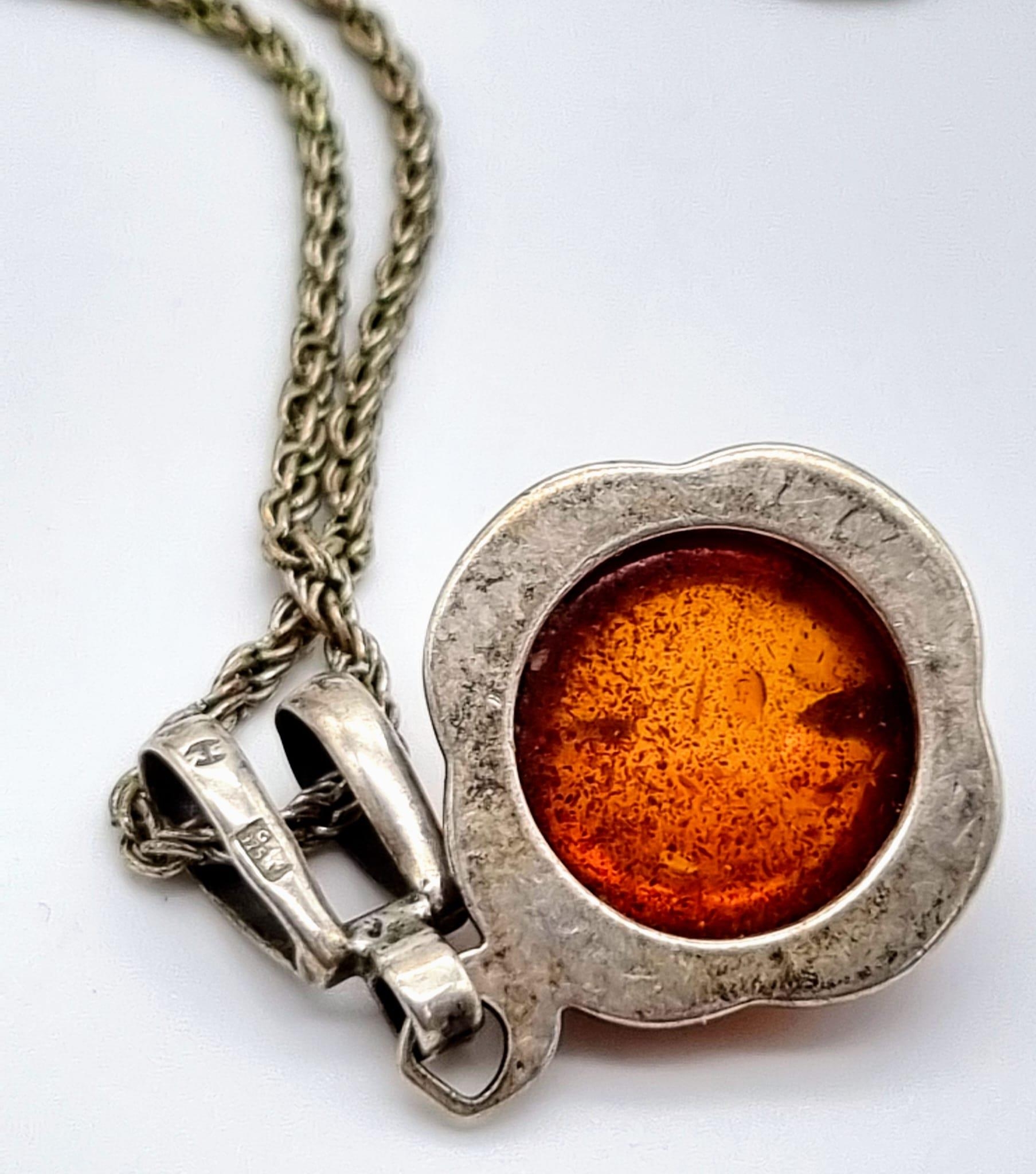 A Vintage Amber Cabochon set in a 925 Silver Pendant -on a vintage necklace. 2 and 46cm. - Image 3 of 5