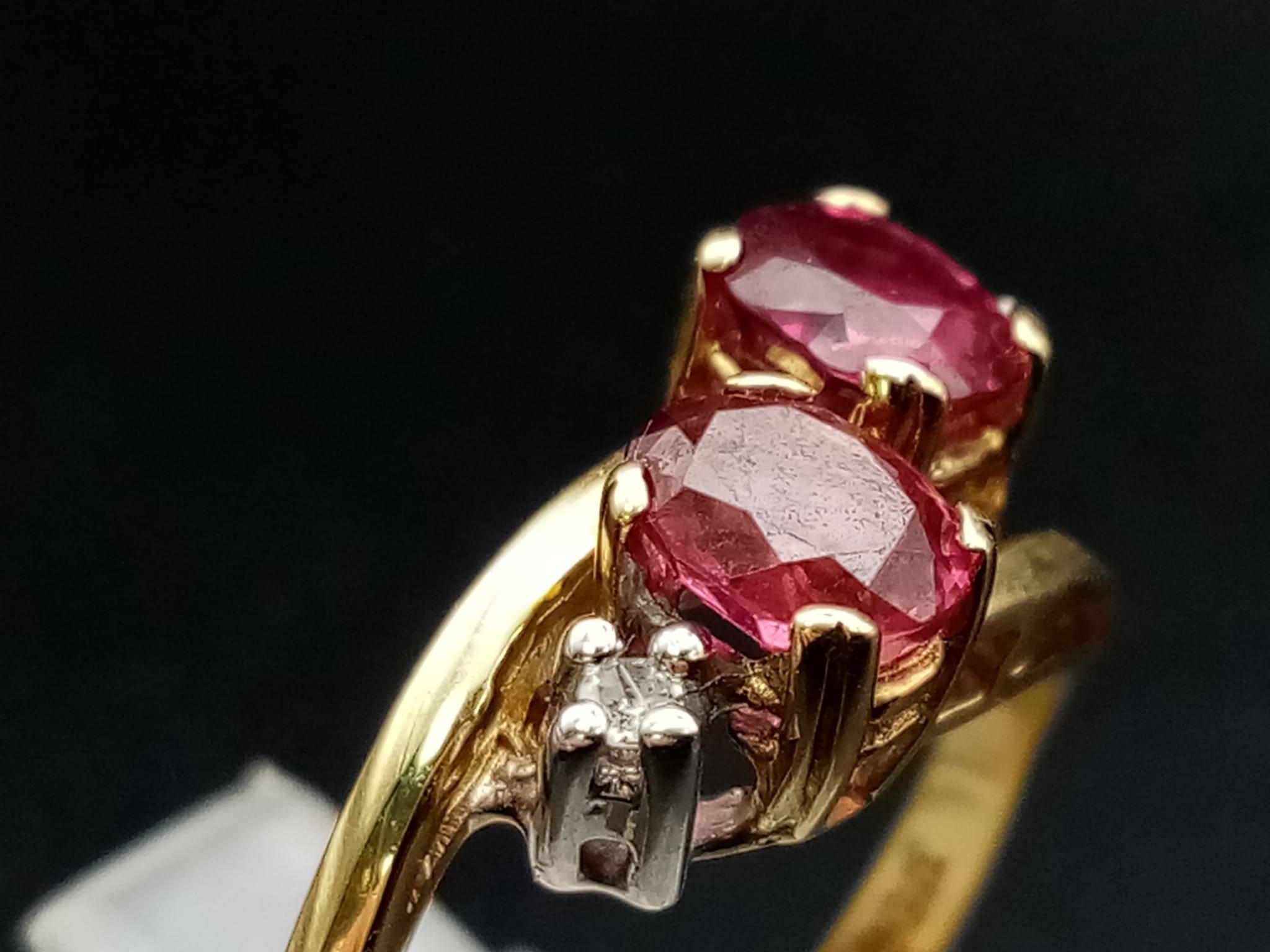 A 9 K yellow gold ring with diamonds and rubies in a twisted design. Ring size: P, weight: 2.6 g. - Bild 3 aus 8