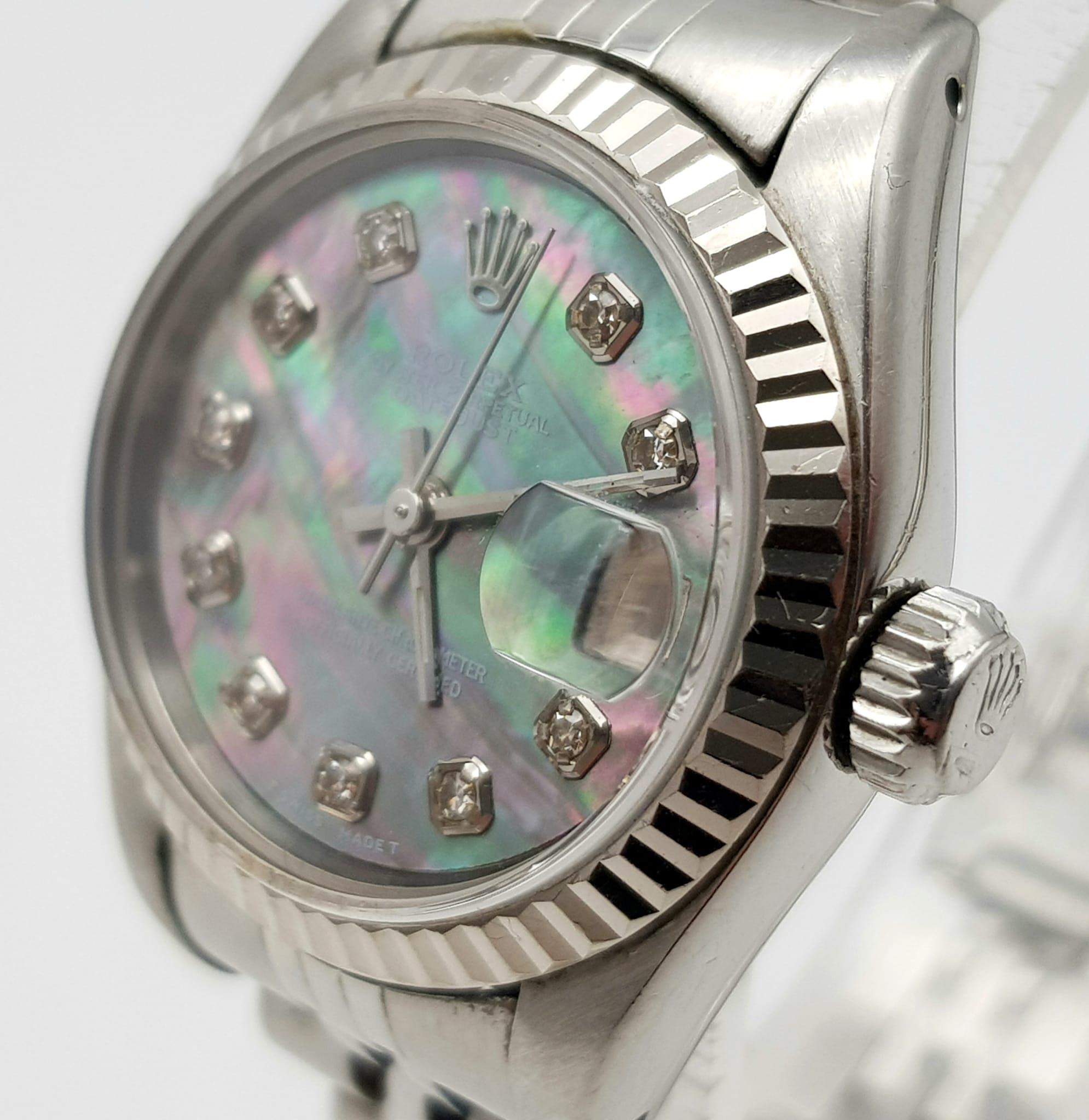 A LADIES ROLEX OYSTER PERPETUAL DATEJUST IN STAINLES STEEL WITH MOTHER OF PEARL DIAL, DIAMOND - Bild 3 aus 6