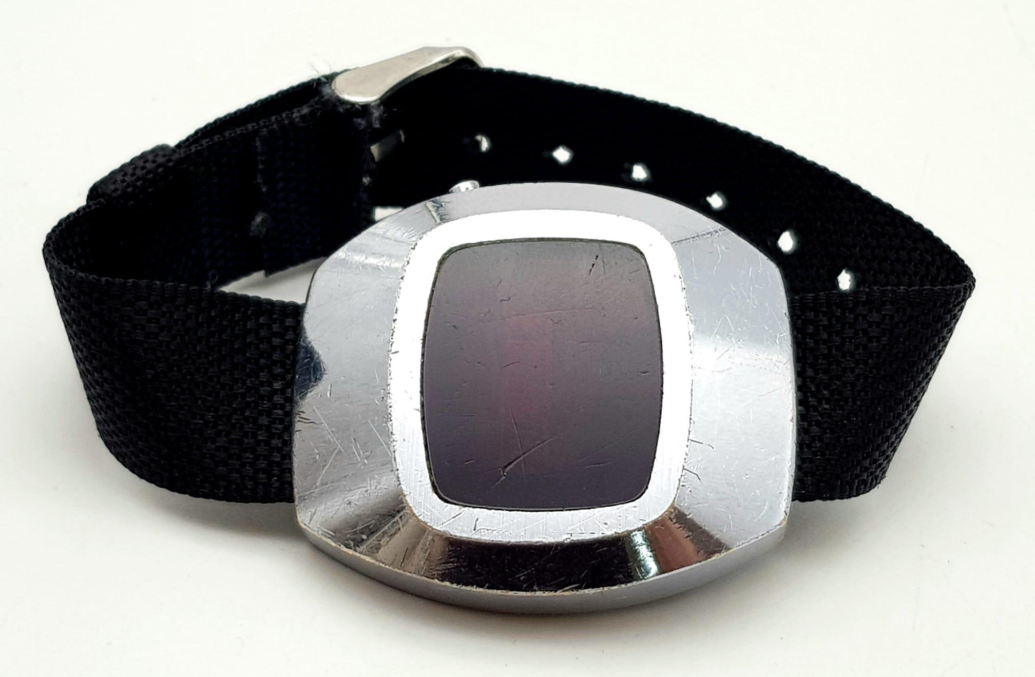 A Wonderful 1970s Vintage Red Light Digital Watch. 38mm case. In working order. - Bild 5 aus 5