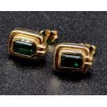 A 9 K yellow gold pair of earrings with green stone. Total weight: 2.6 g.