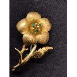 18ct yellow gold emerald flower brooch hallmarked for 18ct with maker marks LENGTH&WIDTH::: 4.2cm BY