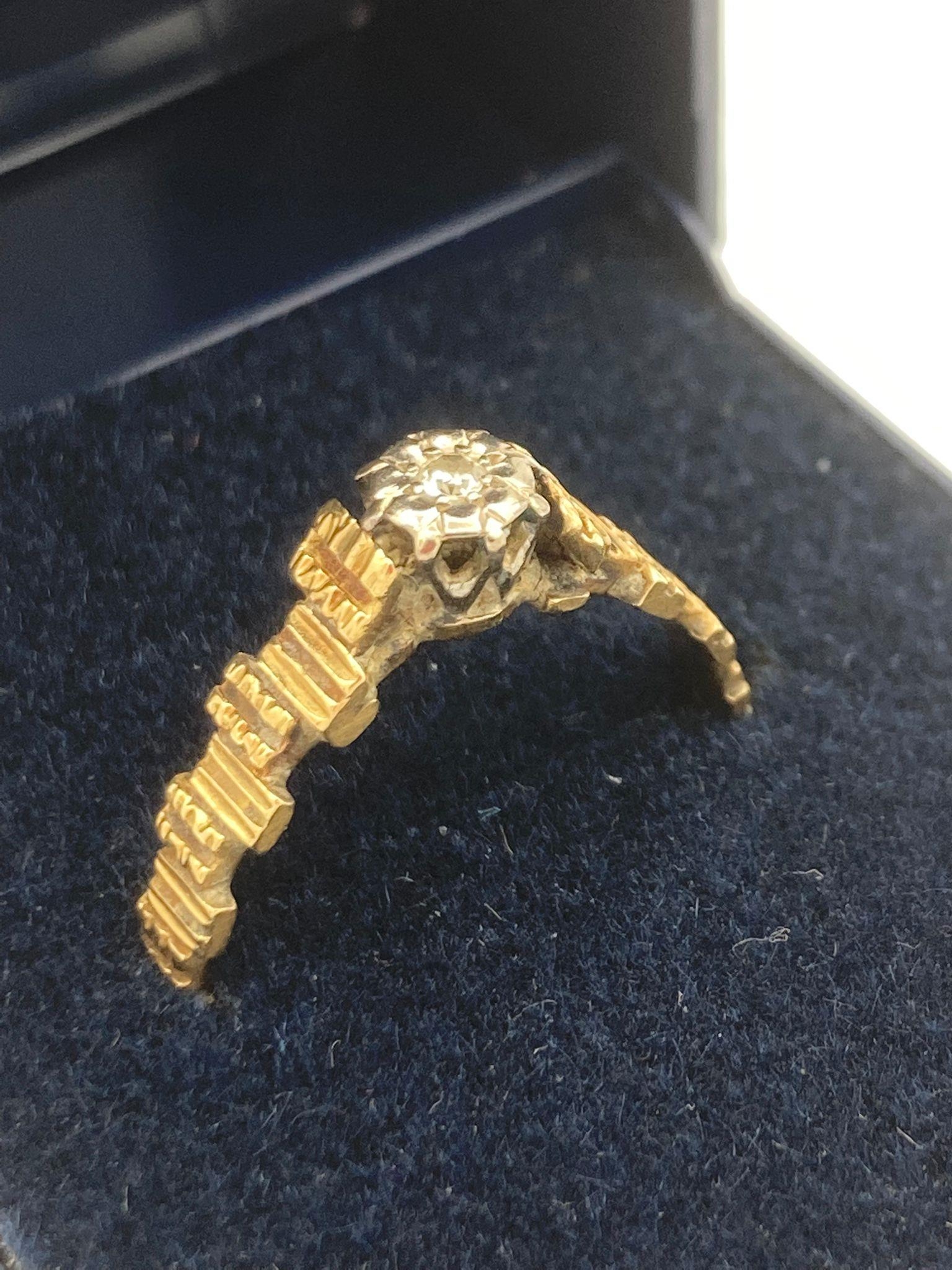 18 carat GOLD RING Having intricate goldwork shoulders with illusion set DIAMOND mounted to top. 2.8